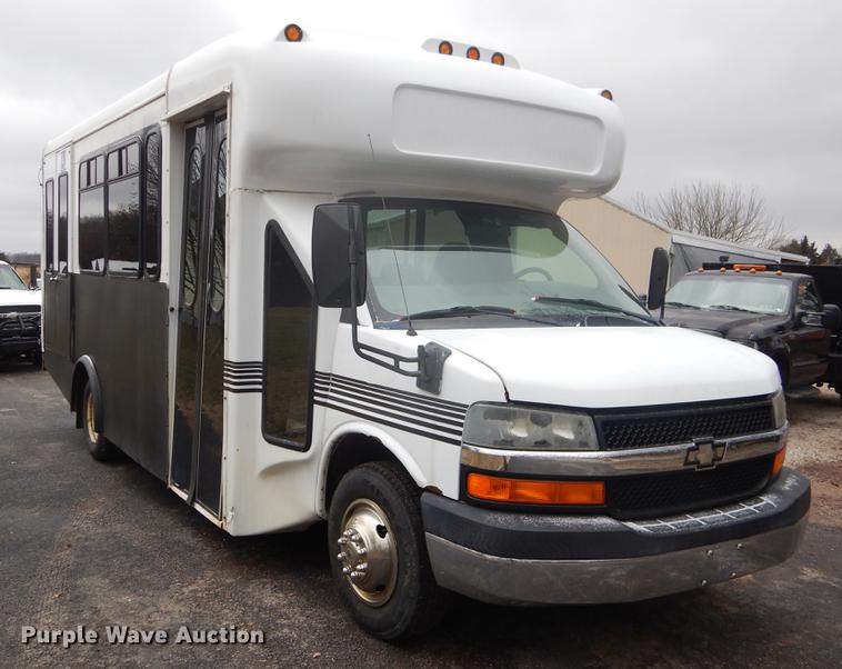 image for item FQ9550 2005 Chevrolet Express G3500 shuttle bus