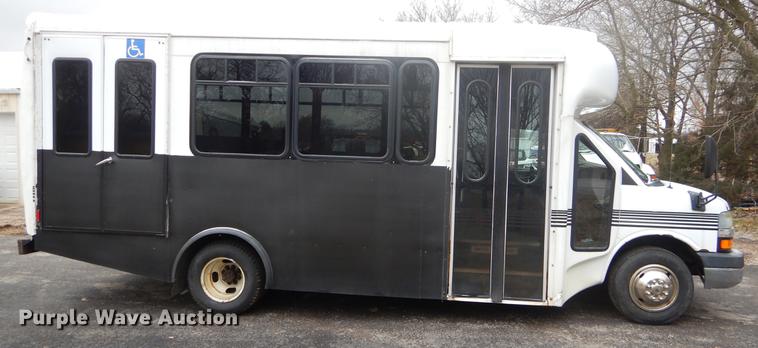 image for item FQ9550 2005 Chevrolet Express G3500 shuttle bus