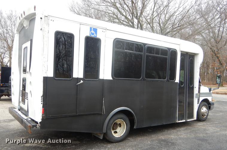 image for item FQ9550 2005 Chevrolet Express G3500 shuttle bus
