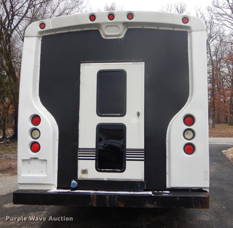 image for item FQ9550 2005 Chevrolet Express G3500 shuttle bus