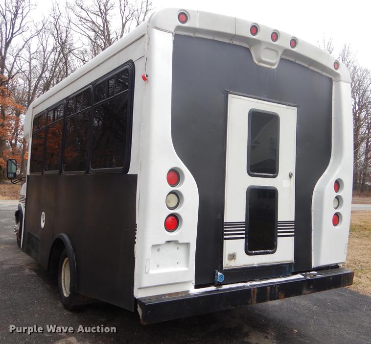 image for item FQ9550 2005 Chevrolet Express G3500 shuttle bus
