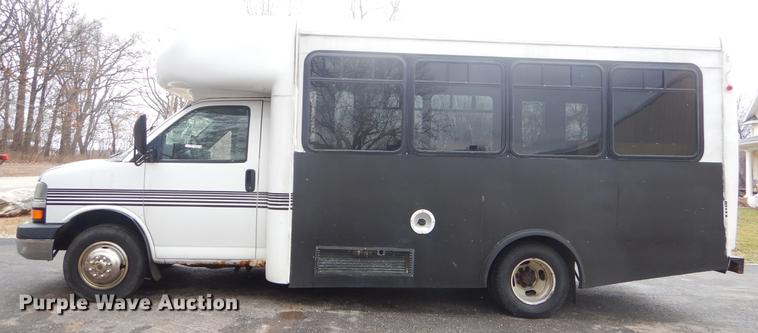 image for item FQ9550 2005 Chevrolet Express G3500 shuttle bus