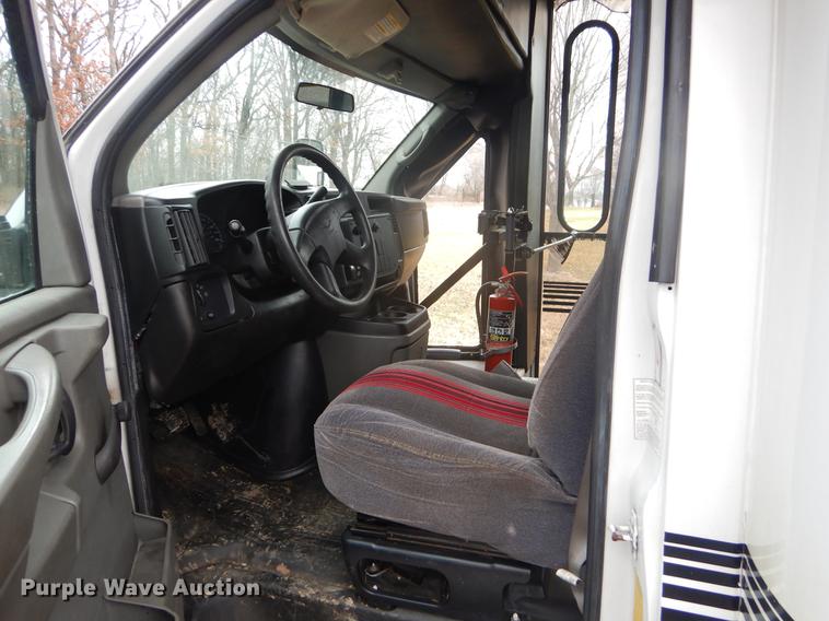 image for item FQ9550 2005 Chevrolet Express G3500 shuttle bus