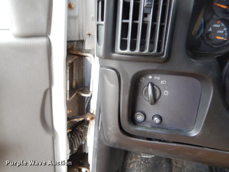 image for item FQ9550 2005 Chevrolet Express G3500 shuttle bus