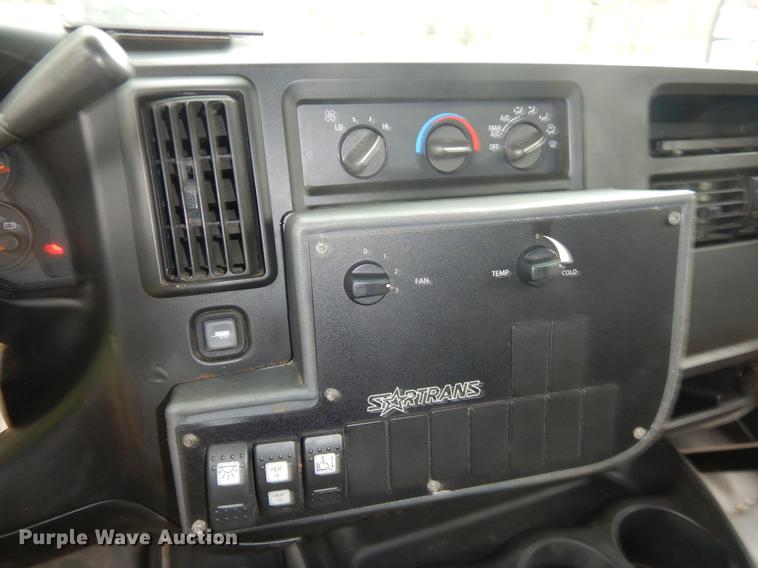 image for item FQ9550 2005 Chevrolet Express G3500 shuttle bus