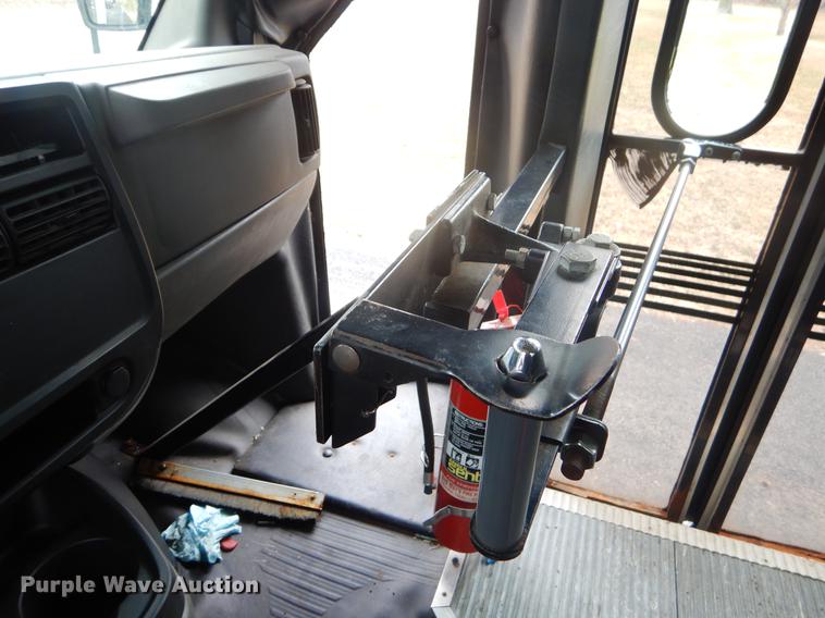 image for item FQ9550 2005 Chevrolet Express G3500 shuttle bus