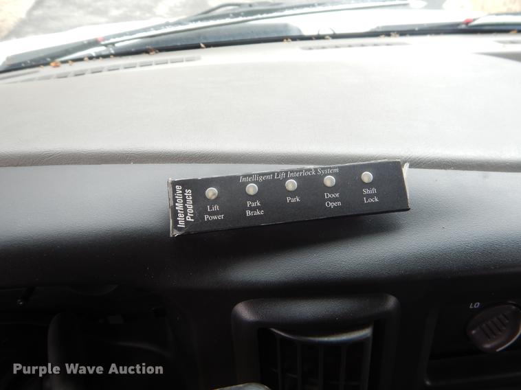 image for item FQ9550 2005 Chevrolet Express G3500 shuttle bus