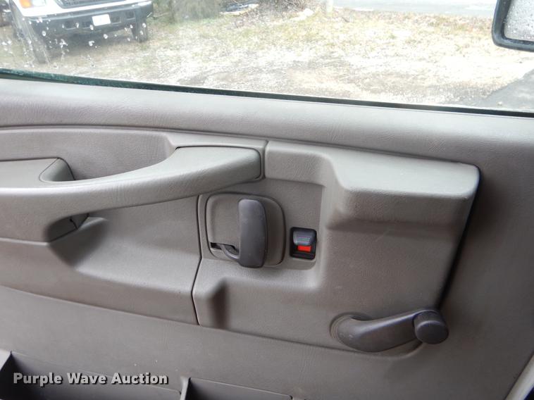 image for item FQ9550 2005 Chevrolet Express G3500 shuttle bus