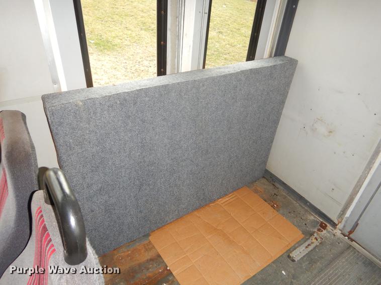 image for item FQ9550 2005 Chevrolet Express G3500 shuttle bus