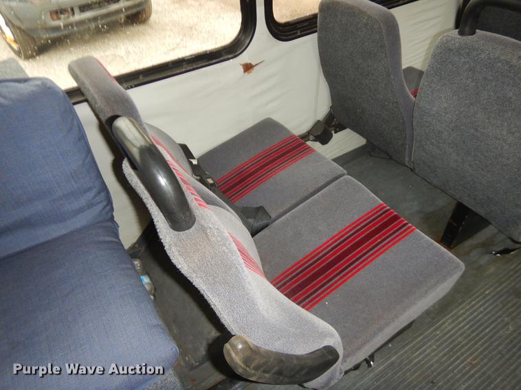 image for item FQ9550 2005 Chevrolet Express G3500 shuttle bus