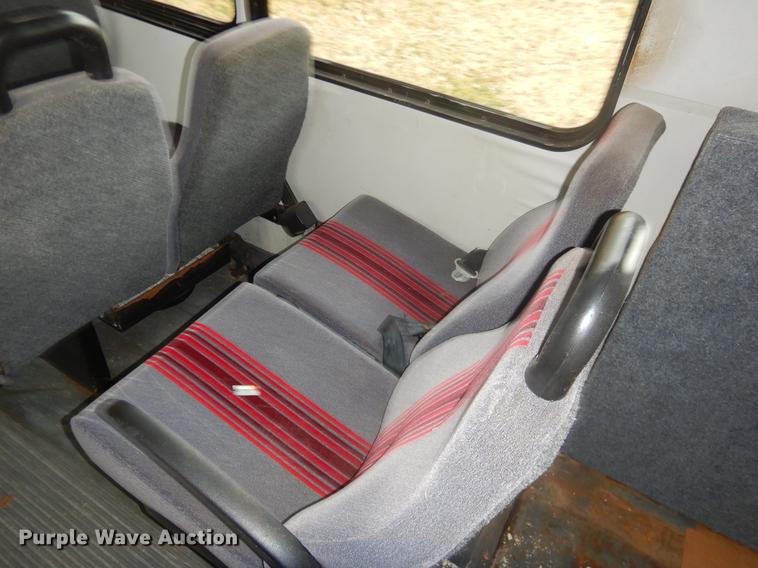 image for item FQ9550 2005 Chevrolet Express G3500 shuttle bus