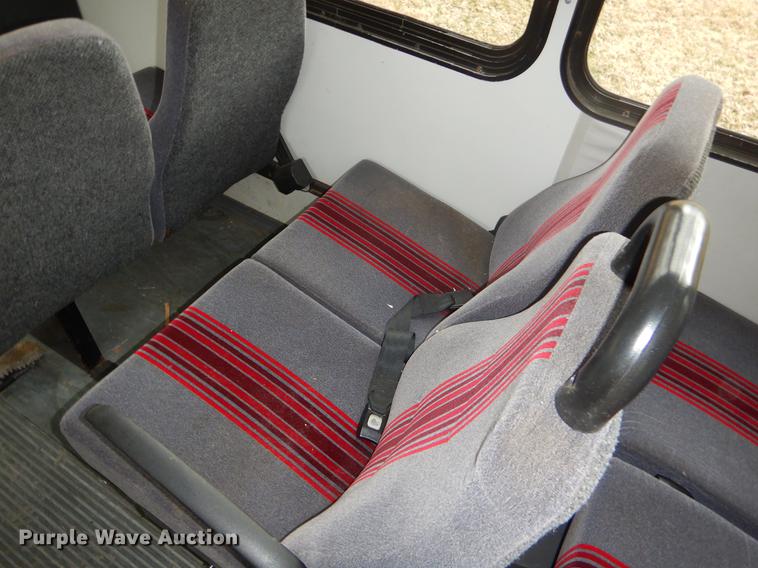 image for item FQ9550 2005 Chevrolet Express G3500 shuttle bus