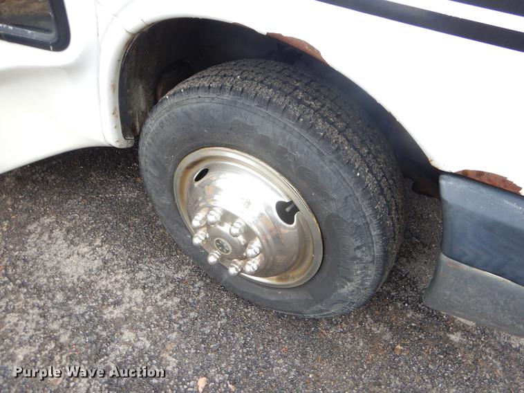 image for item FQ9550 2005 Chevrolet Express G3500 shuttle bus