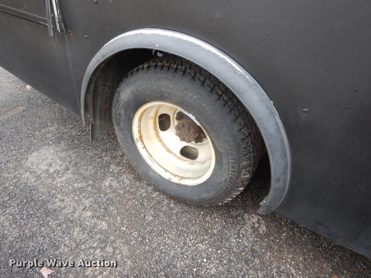 image for item FQ9550 2005 Chevrolet Express G3500 shuttle bus