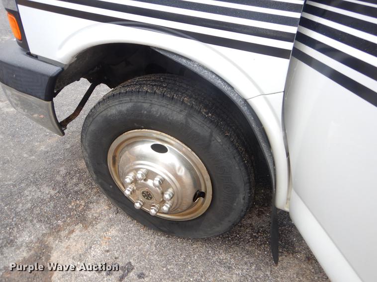 image for item FQ9550 2005 Chevrolet Express G3500 shuttle bus