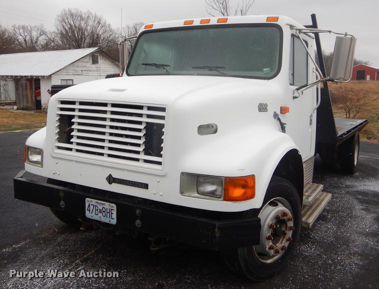 image for item FQ9551 2000 International 4700 flatbed truck