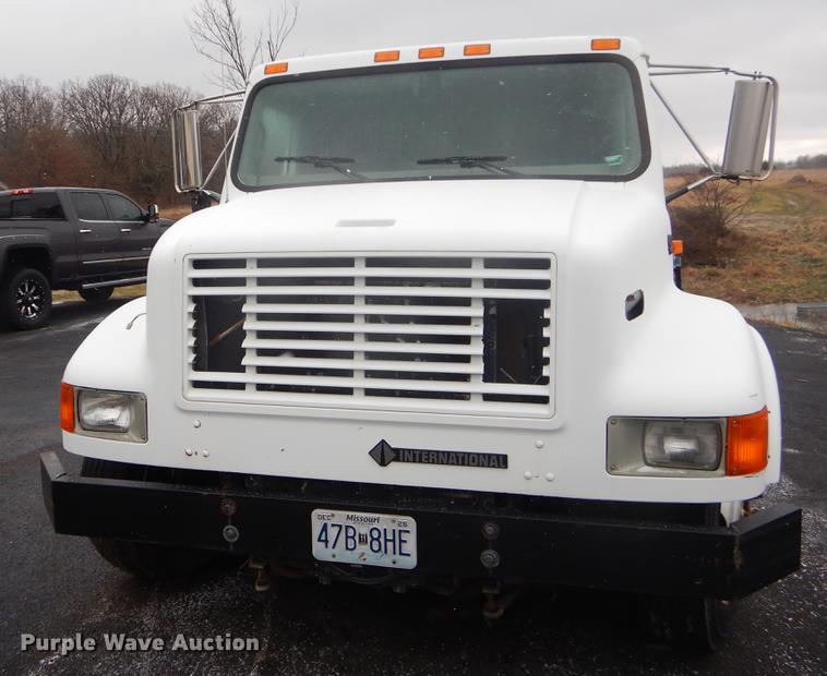 image for item FQ9551 2000 International 4700 flatbed truck