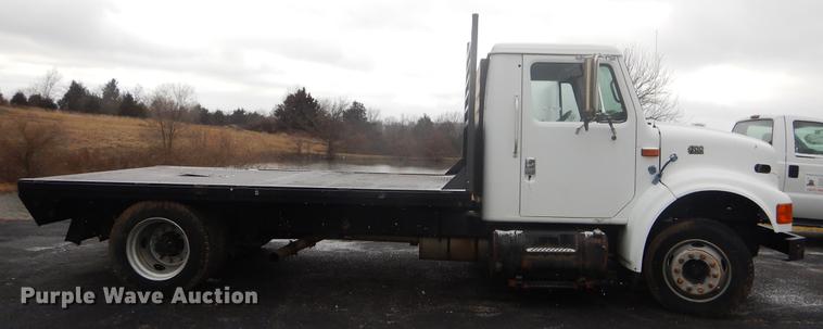 image for item FQ9551 2000 International 4700 flatbed truck