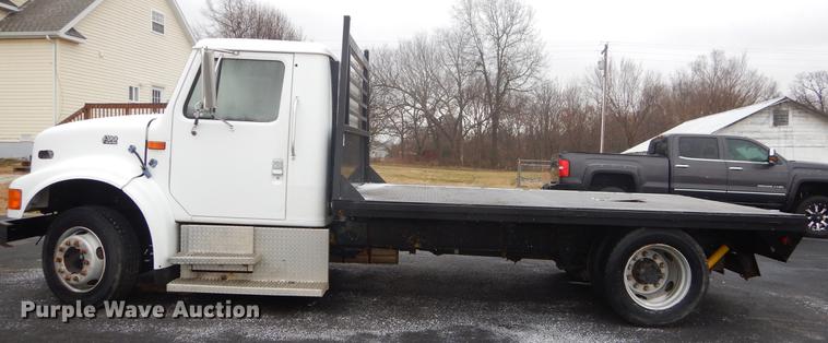 image for item FQ9551 2000 International 4700 flatbed truck