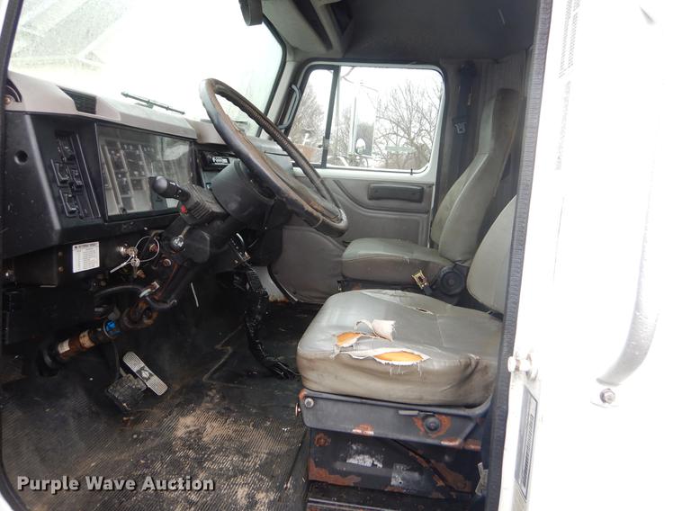 image for item FQ9551 2000 International 4700 flatbed truck