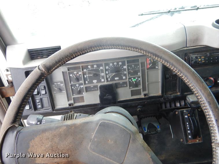 image for item FQ9551 2000 International 4700 flatbed truck