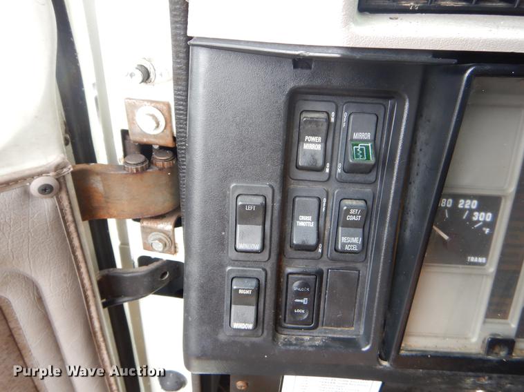 image for item FQ9551 2000 International 4700 flatbed truck