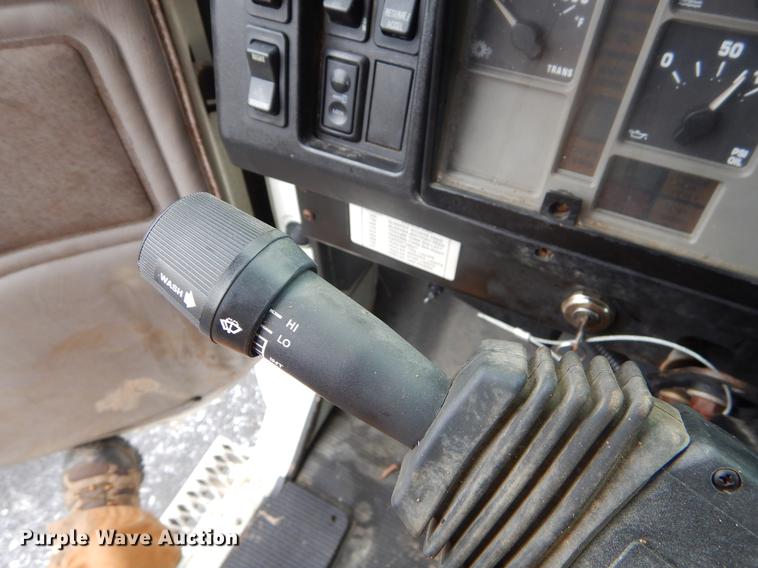 image for item FQ9551 2000 International 4700 flatbed truck