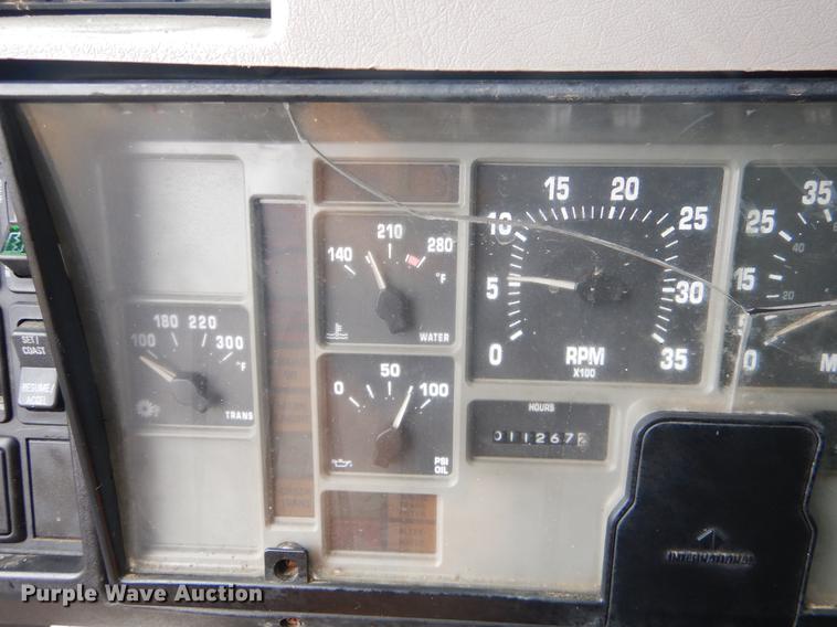 image for item FQ9551 2000 International 4700 flatbed truck