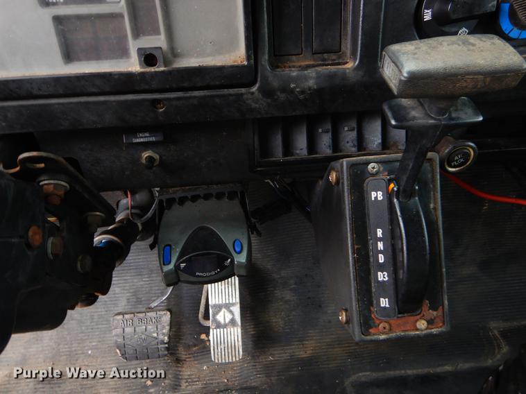 image for item FQ9551 2000 International 4700 flatbed truck