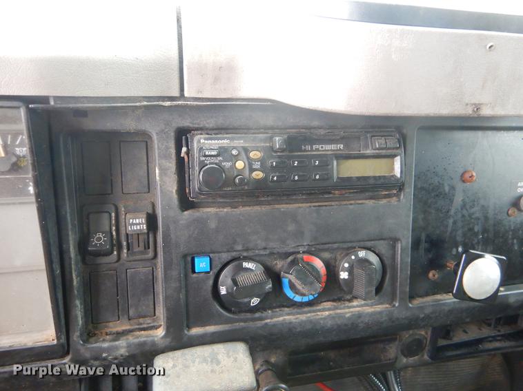 image for item FQ9551 2000 International 4700 flatbed truck