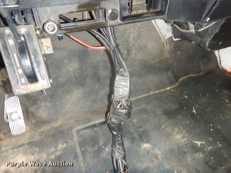 image for item FQ9551 2000 International 4700 flatbed truck