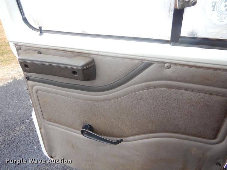 image for item FQ9551 2000 International 4700 flatbed truck