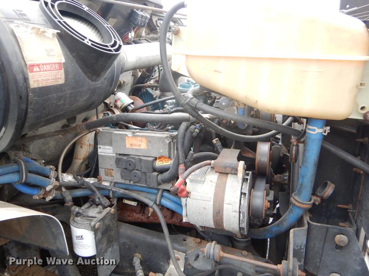 image for item FQ9551 2000 International 4700 flatbed truck