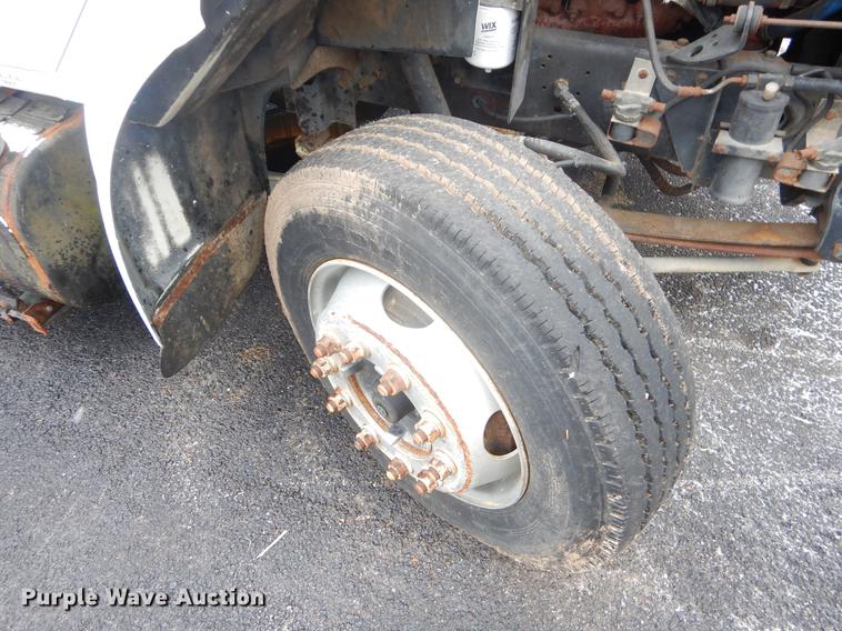 image for item FQ9551 2000 International 4700 flatbed truck