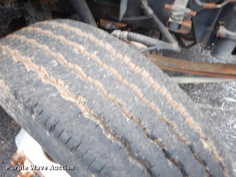 image for item FQ9551 2000 International 4700 flatbed truck