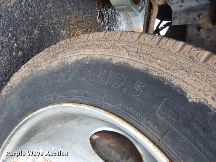 image for item FQ9551 2000 International 4700 flatbed truck