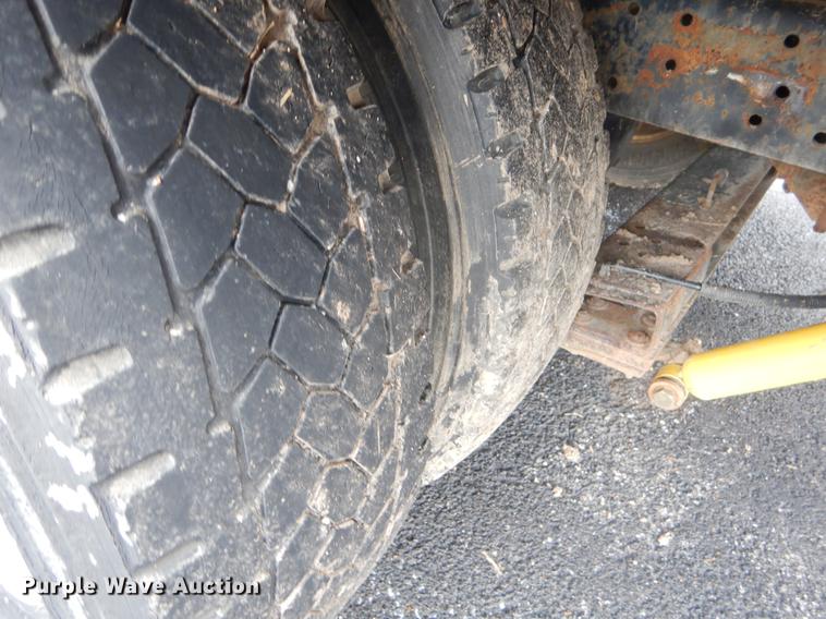 image for item FQ9551 2000 International 4700 flatbed truck