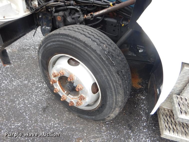 image for item FQ9551 2000 International 4700 flatbed truck