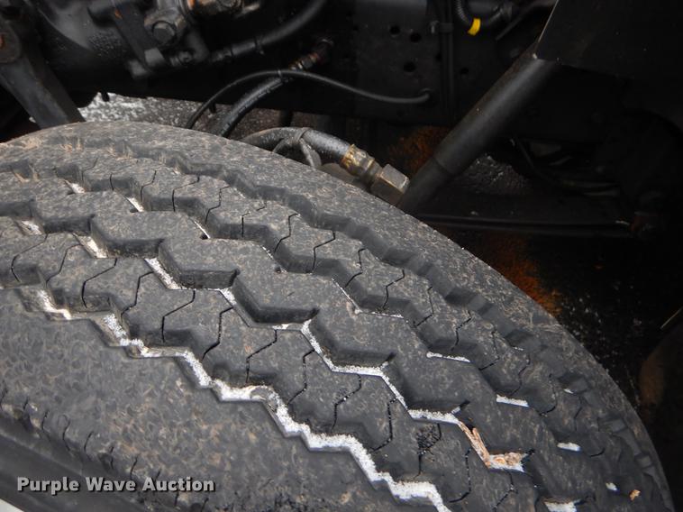 image for item FQ9551 2000 International 4700 flatbed truck