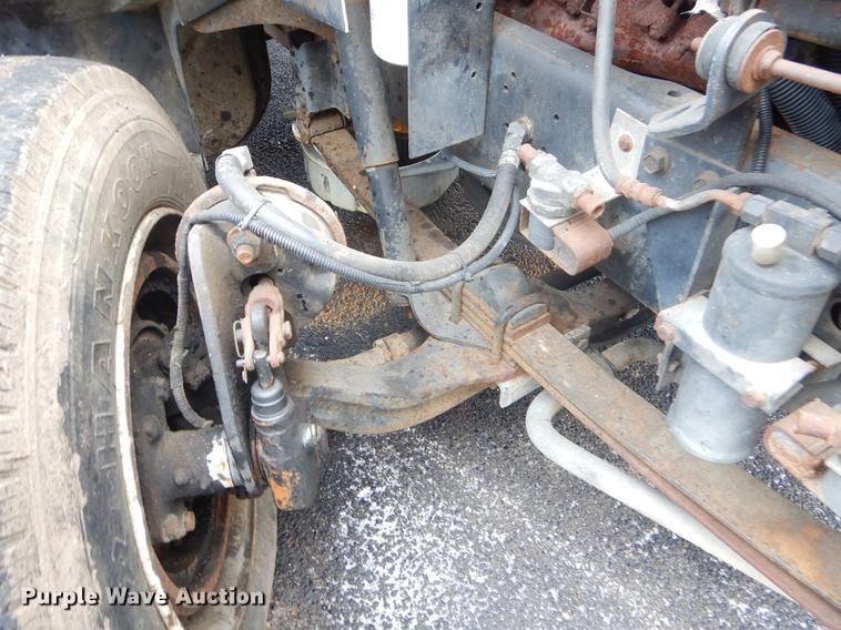 image for item FQ9551 2000 International 4700 flatbed truck