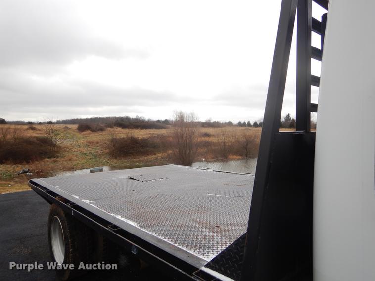 image for item FQ9551 2000 International 4700 flatbed truck