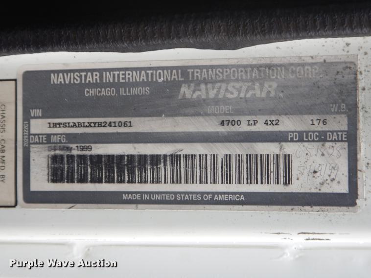 image for item FQ9551 2000 International 4700 flatbed truck