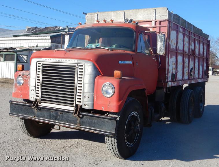 image for item FQ9556 1974 International Fleetstar 2010 grain truck