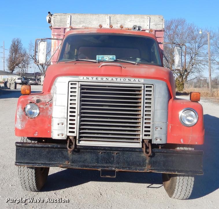 image for item FQ9556 1974 International Fleetstar 2010 grain truck