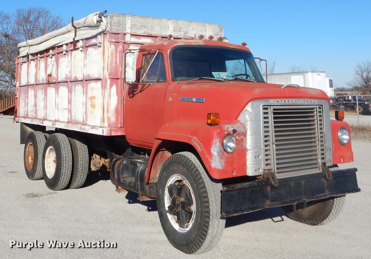 image for item FQ9556 1974 International Fleetstar 2010 grain truck
