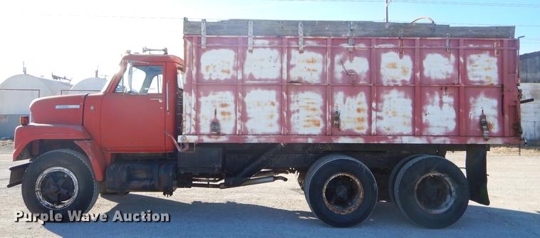 image for item FQ9556 1974 International Fleetstar 2010 grain truck