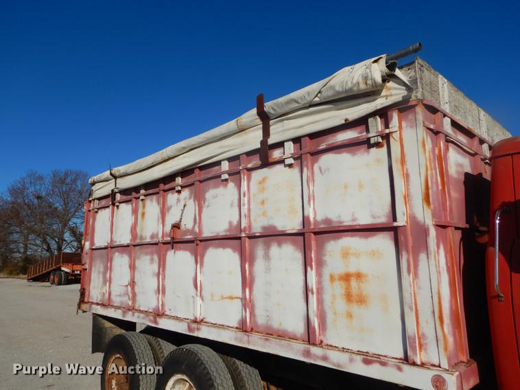 image for item FQ9556 1974 International Fleetstar 2010 grain truck