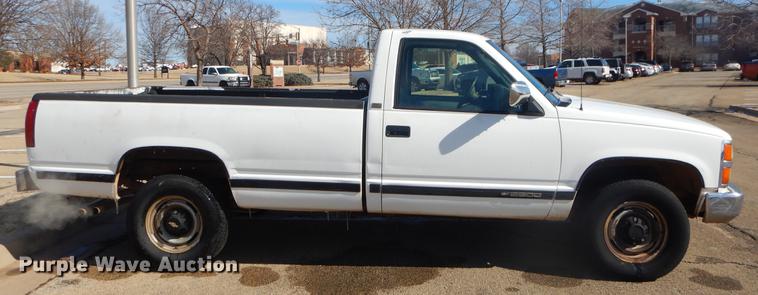 image for item FQ9557 1993 Chevrolet C2500 pickup truck