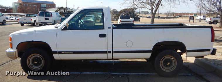 image for item FQ9557 1993 Chevrolet C2500 pickup truck