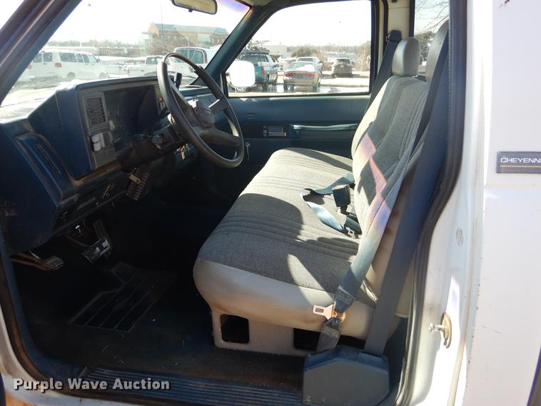 image for item FQ9557 1993 Chevrolet C2500 pickup truck